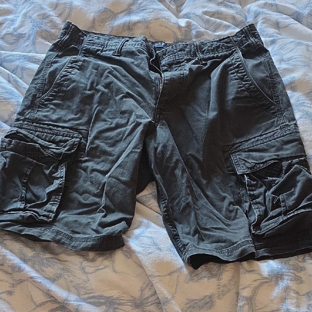 GAP Men's Cargo Shorts Lot of Four. Size 32